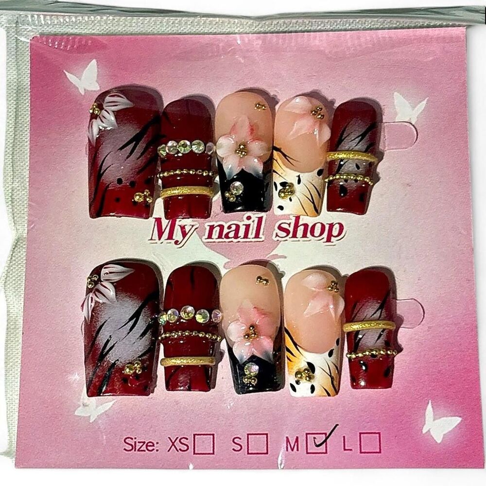 New press-on nail set in size medium